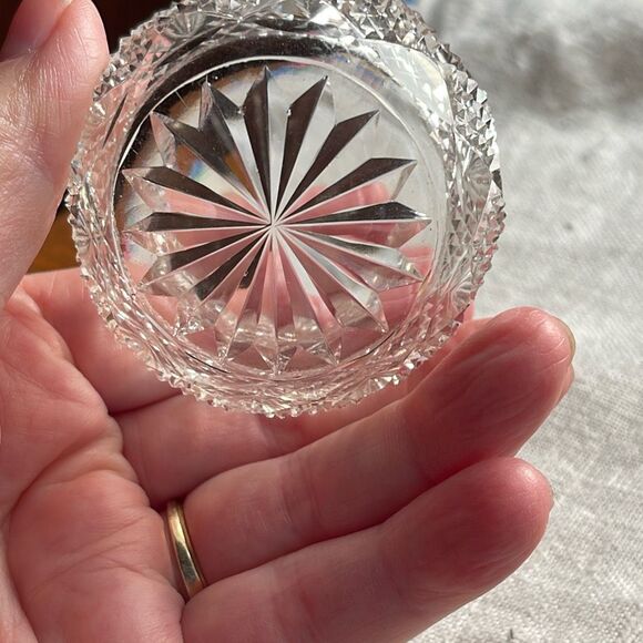 Ornate cut glass open salt dish. - Picture 3 of 7